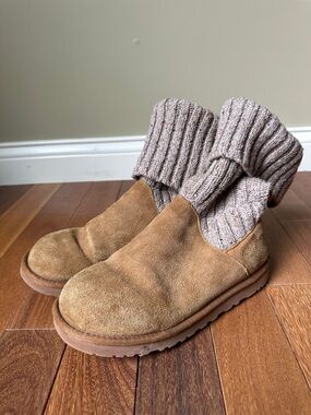 UGG beige label with size tag